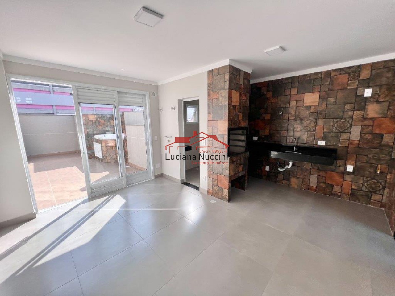 Sobrado com Sala Ampla, Espaço Gourmet e Hidromassagem - 3 Quartos e Garagem para 3 Carros