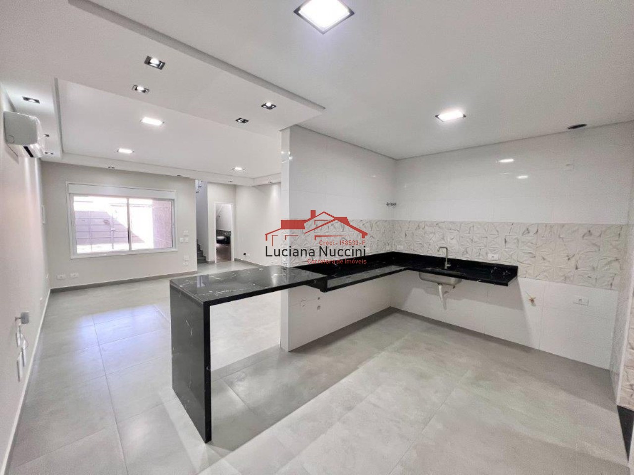 Sobrado com Sala Ampla, Espaço Gourmet e Hidromassagem - 3 Quartos e Garagem para 3 Carros