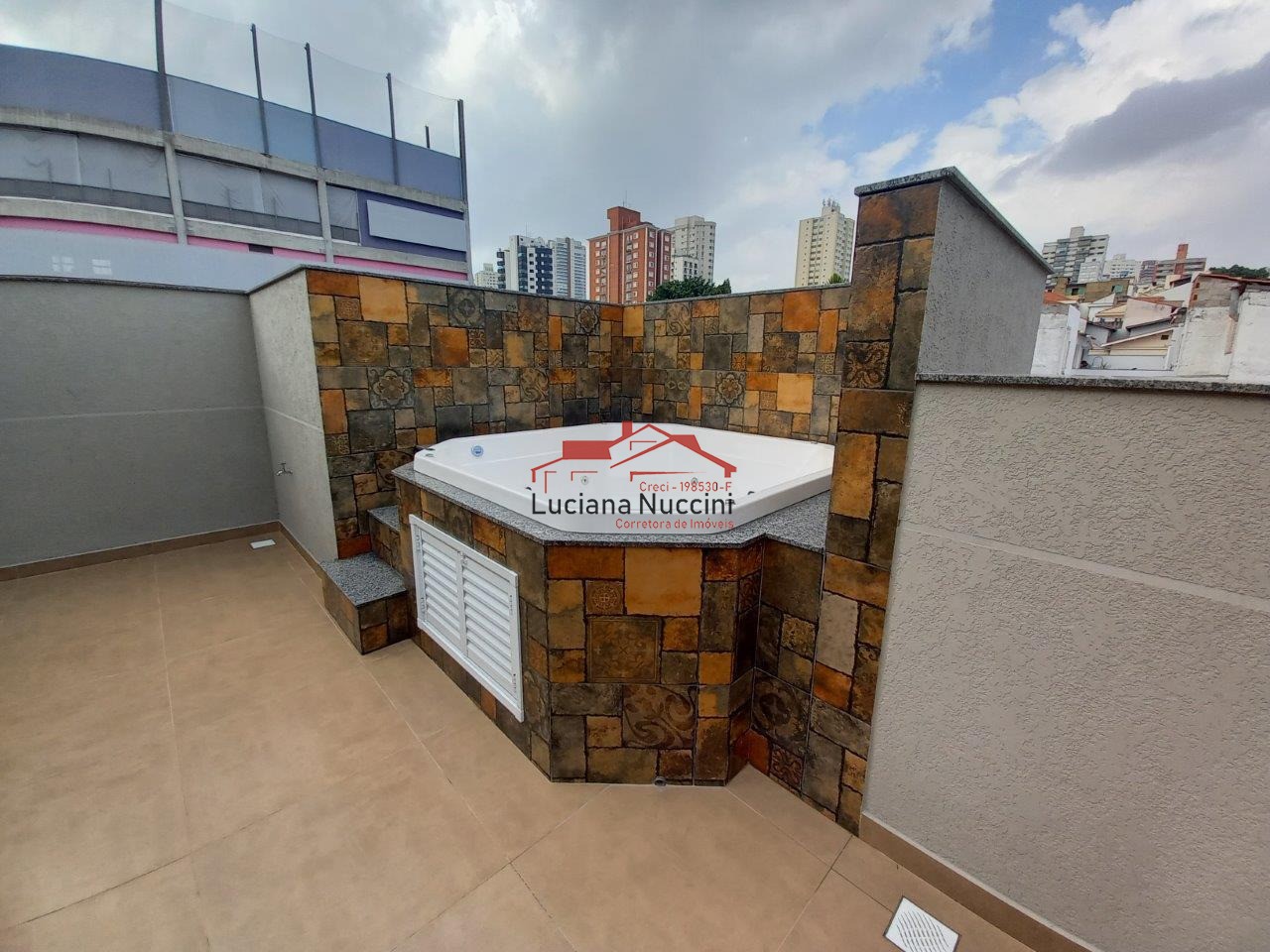 Sobrado com Sala Ampla, Espaço Gourmet e Hidromassagem - 3 Quartos e Garagem para 3 Carros