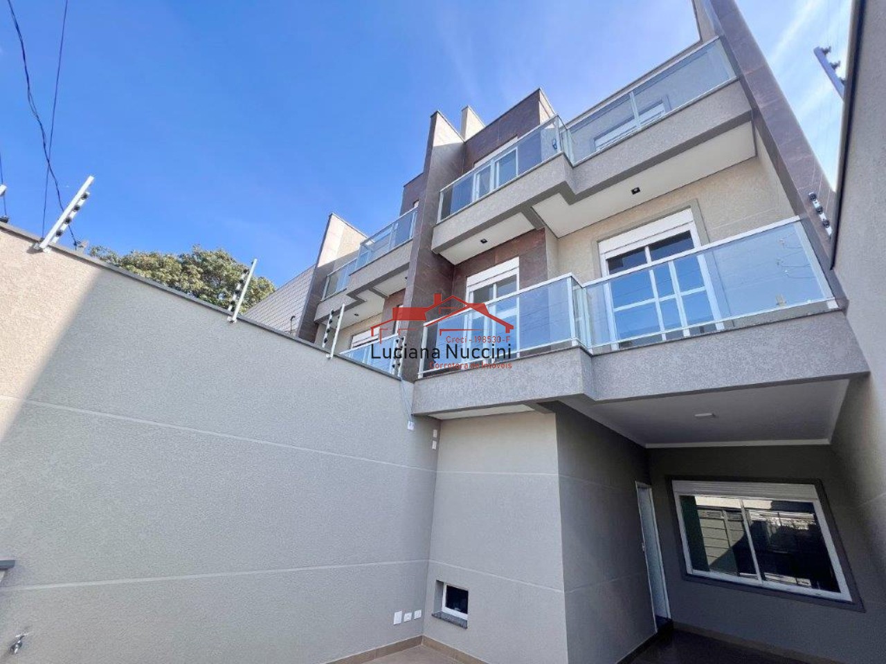 Sobrado com Sala Ampla, Espaço Gourmet e Hidromassagem - 3 Quartos e Garagem para 3 Carros