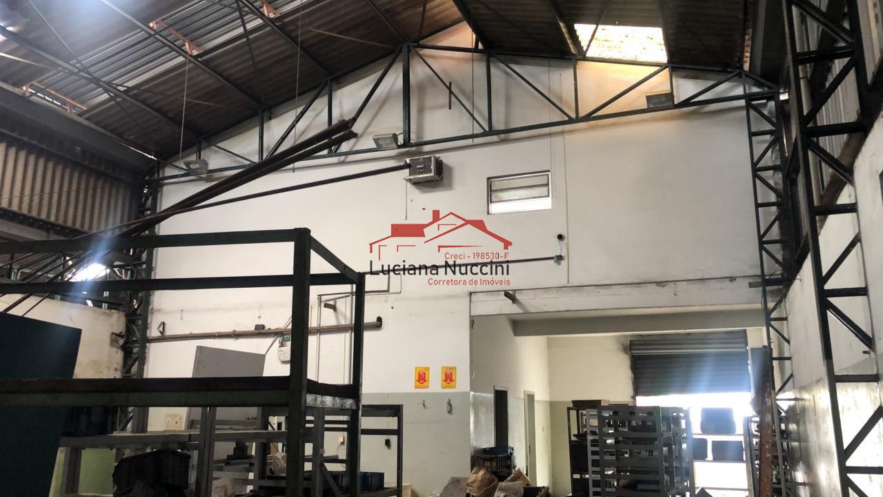 "Galpão com Piso Inferior em Vão Livre e Piso Superior com Divisórias: Espaço Versátil e Funcional para seu Negócio