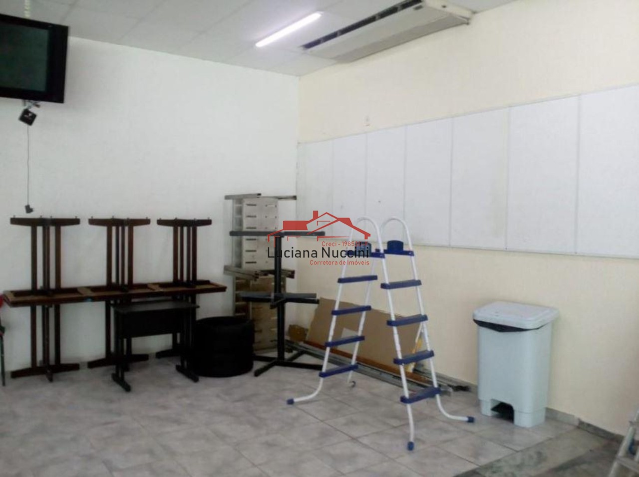 Galpão de 640m² com 3 banheiros: Espaço amplo e comodidades sanitárias