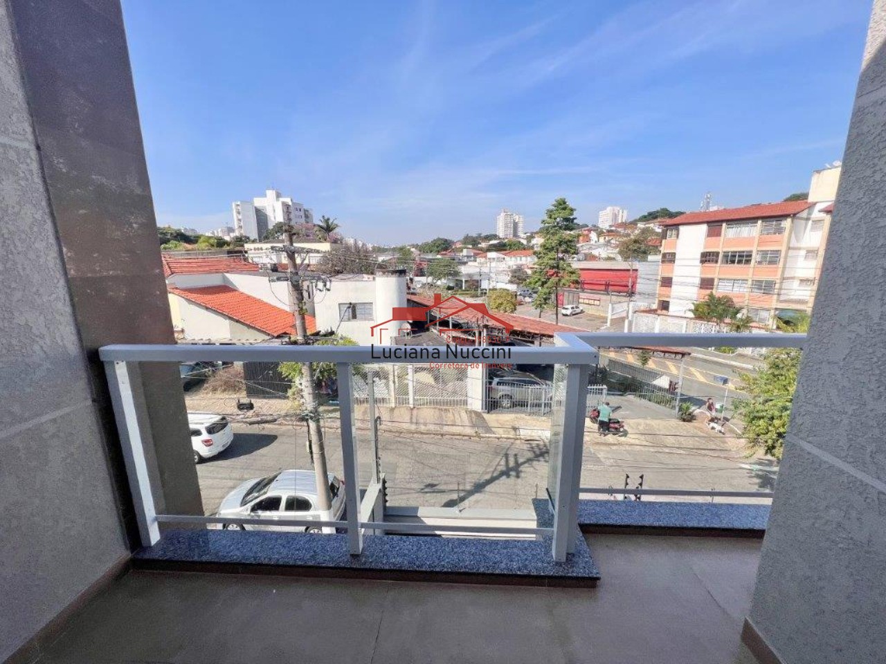 Sobrado com Sala Ampla, Espaço Gourmet e Hidromassagem - 3 Quartos e Garagem para 3 Carros