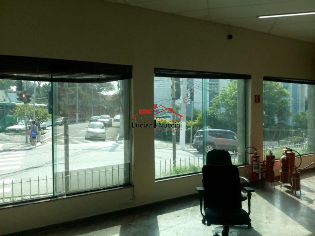 Galpão de 640m² com 3 banheiros: Espaço amplo e comodidades sanitárias