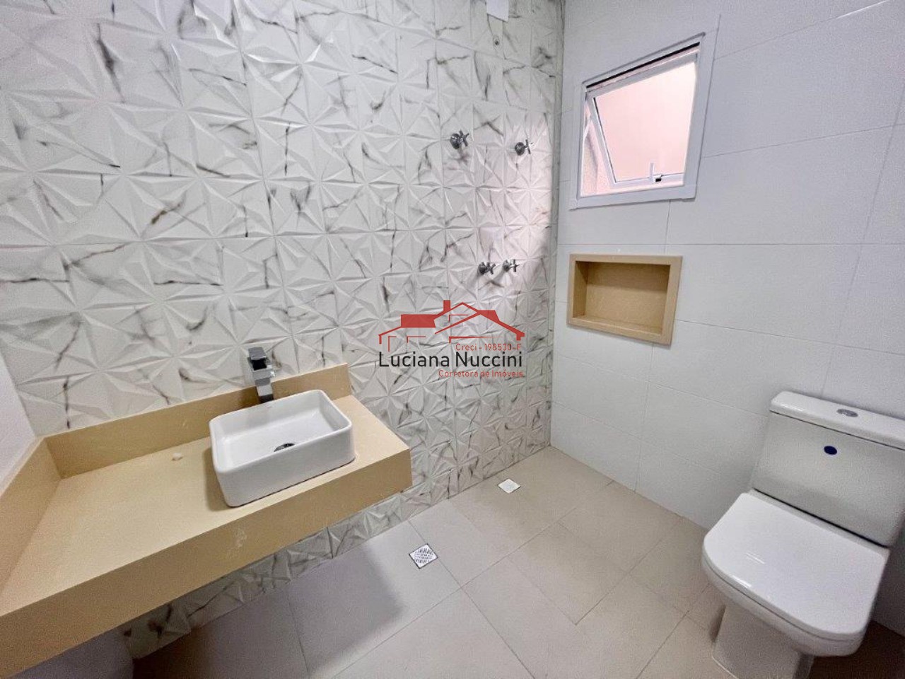 Sobrado com Sala Ampla, Espaço Gourmet e Hidromassagem - 3 Quartos e Garagem para 3 Carros