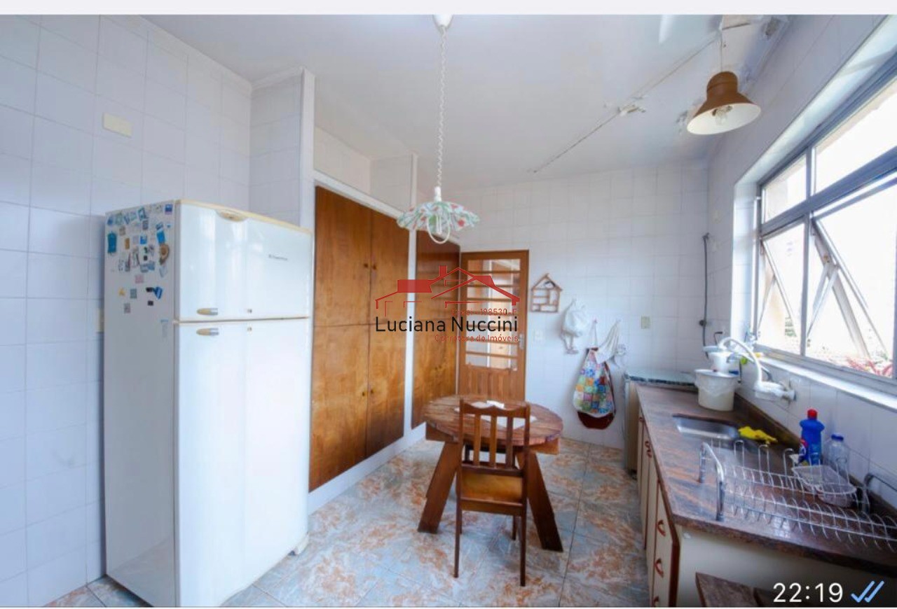 Casa à Venda em Cerqueira César - Espaçosa Residência com 7 Dormitórios e 3 Vagas