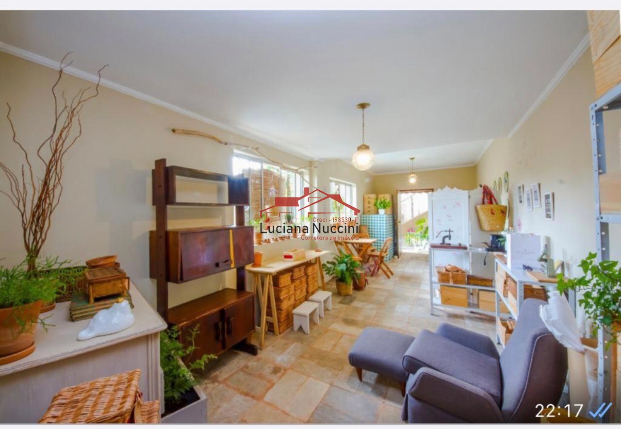 Casa à Venda em Cerqueira César - Espaçosa Residência com 7 Dormitórios e 3 Vagas