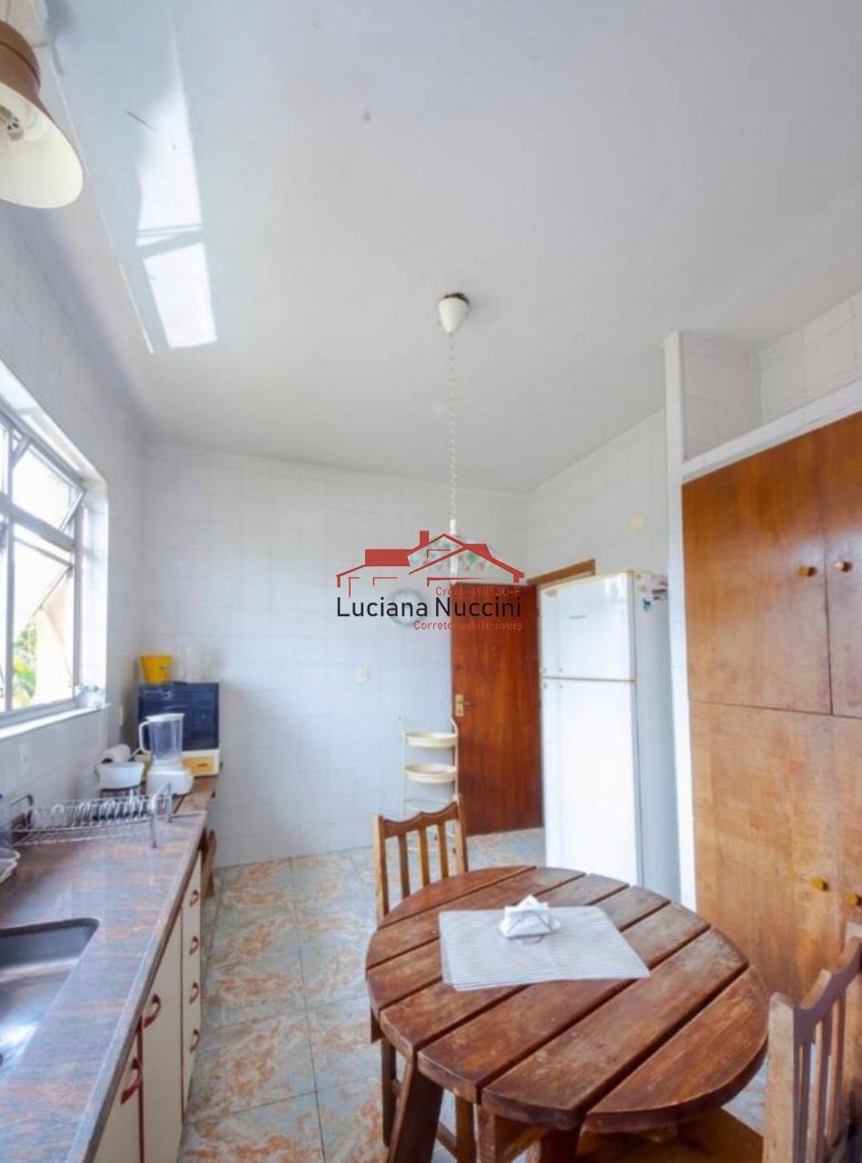 Casa à Venda em Cerqueira César - Espaçosa Residência com 7 Dormitórios e 3 Vagas