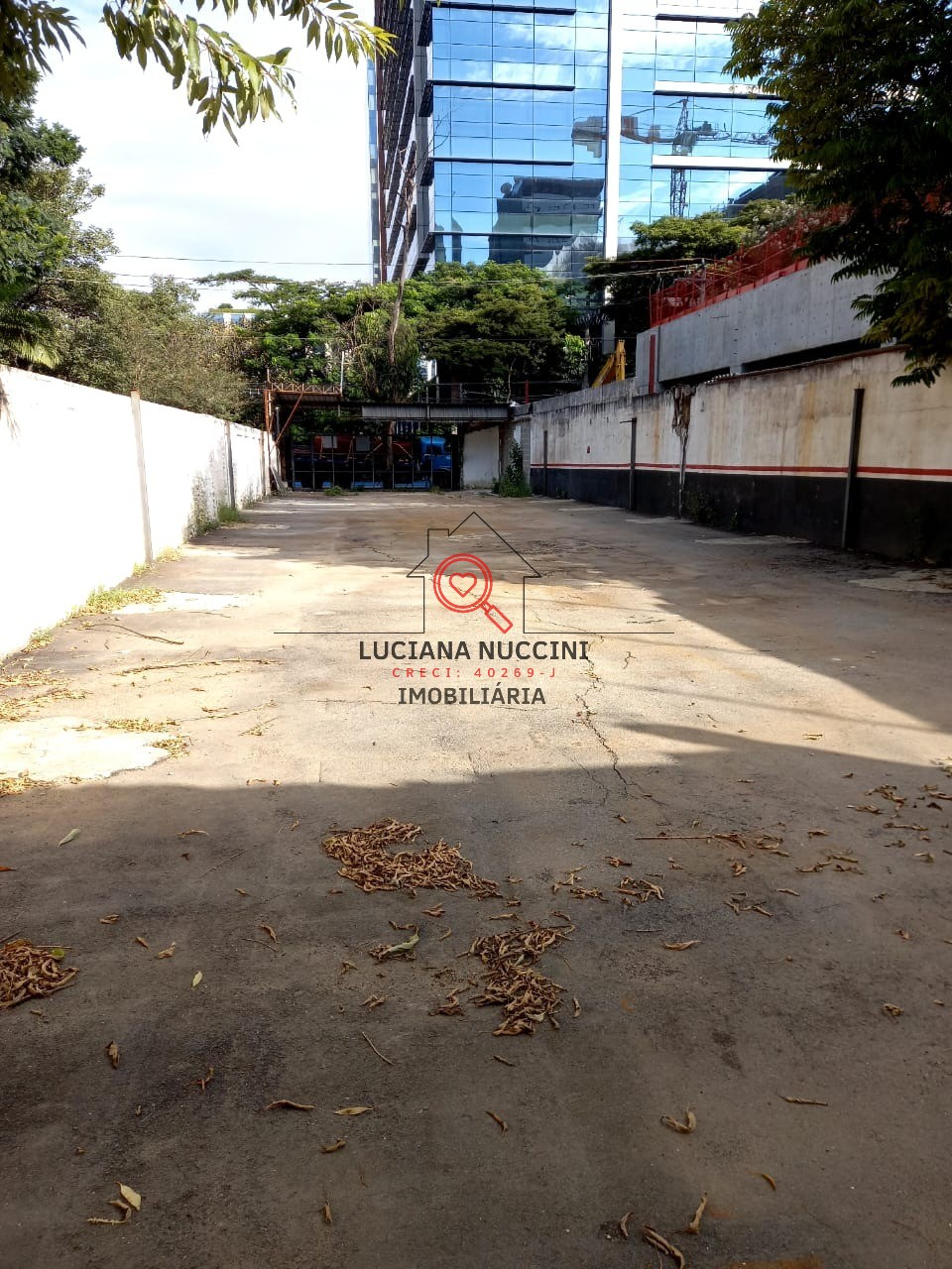 Aluguel de terreno amplo para estacionamento!