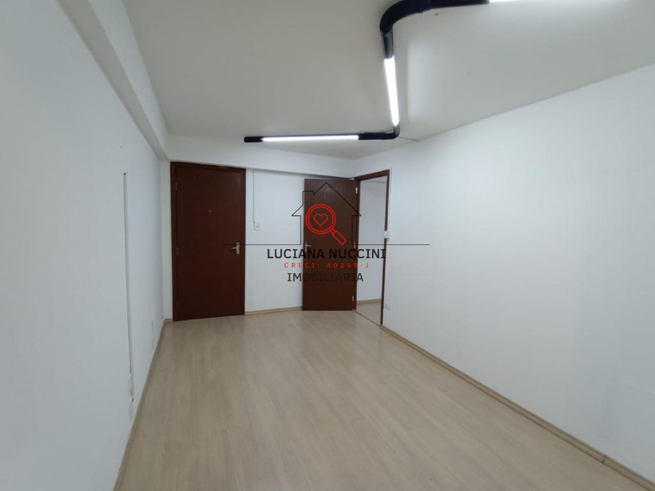 "Oportunidade única: Sala Comercial no Coração do Cupecê!"