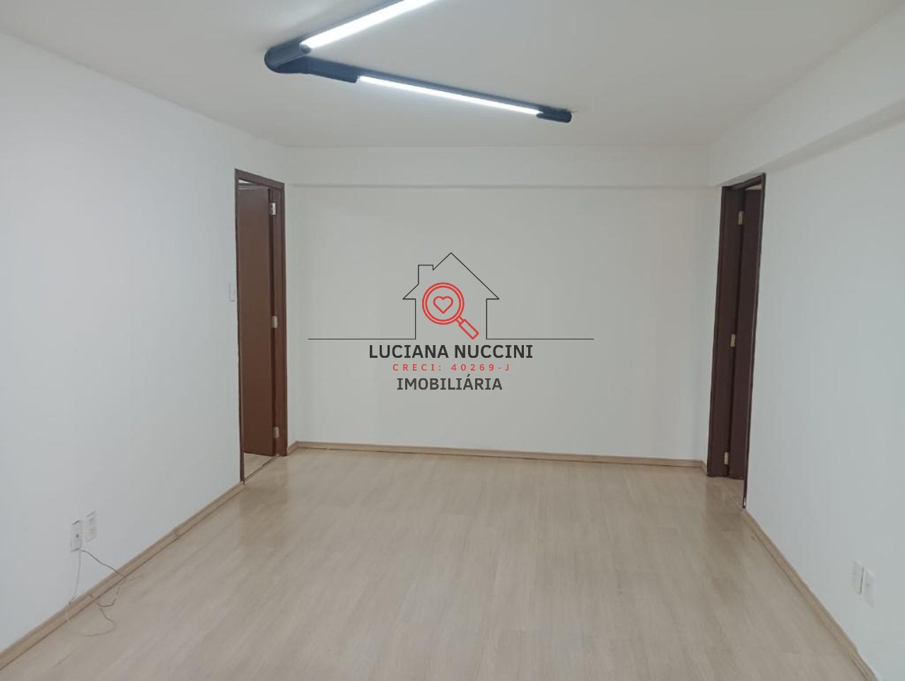 "Oportunidade única: Sala Comercial no Coração do Cupecê!"
