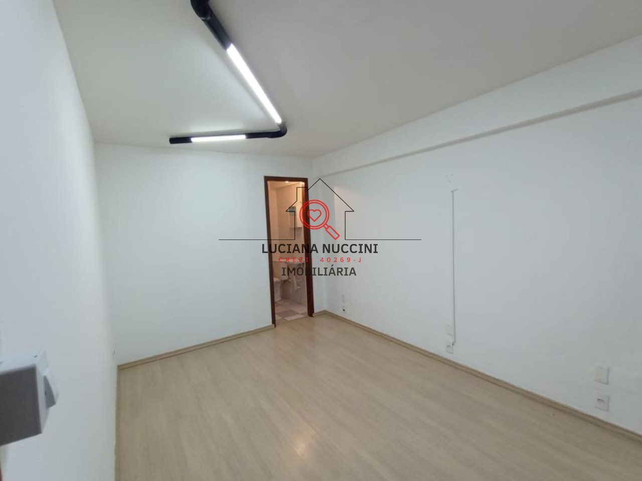 "Oportunidade única: Sala Comercial no Coração do Cupecê!"