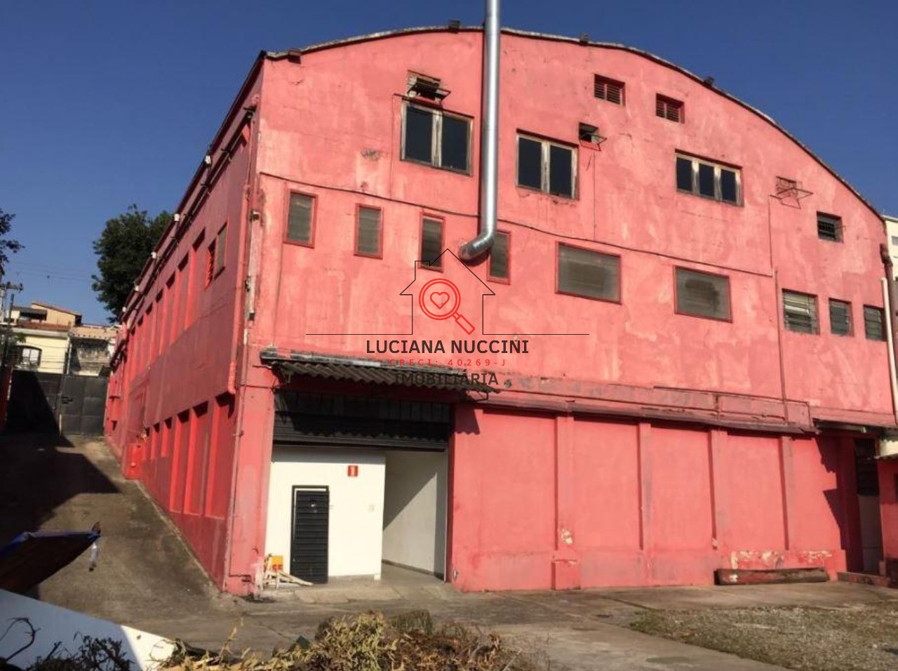 "Galpão Bem Estruturado com 4 Salas, 6 Banheiros e Vaga de Garagem: Espaço Funcional e Conveniente para o seu Negócio