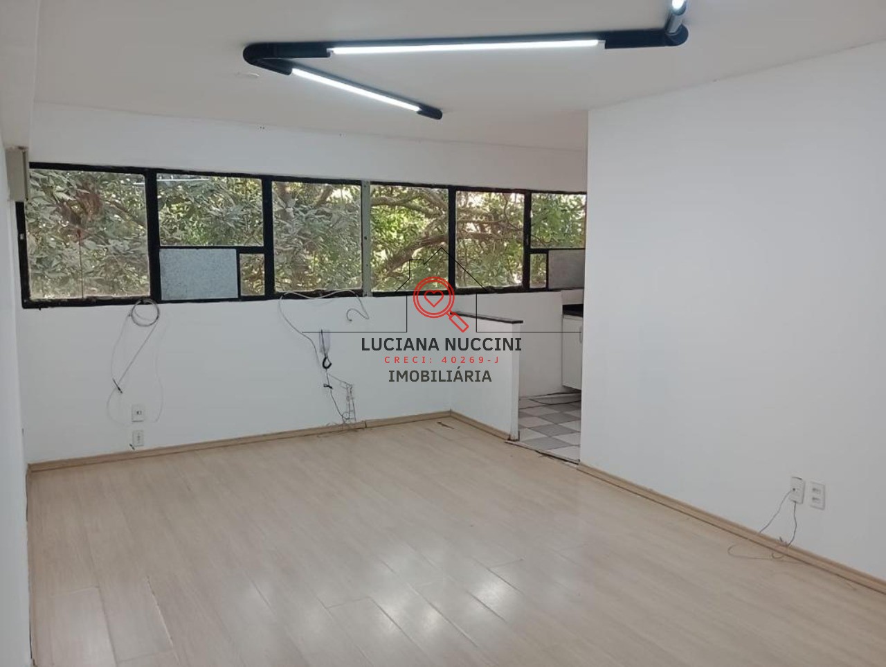 "Oportunidade única: Sala Comercial no Coração do Cupecê!"
