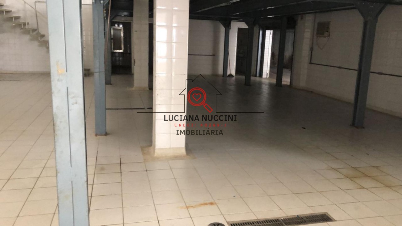 "Galpão espaçoso com 3 salas e 5 vagas de estacionamento: Flexibilidade e conveniência para o seu negócio