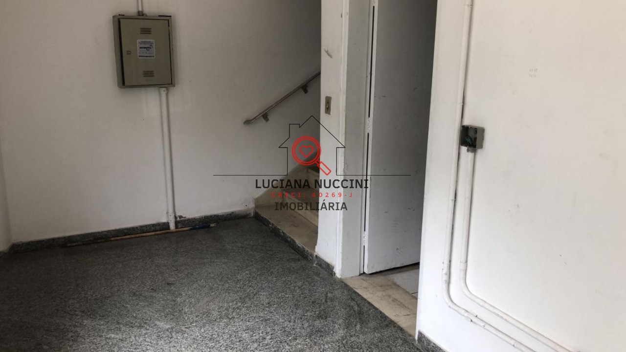 "Galpão espaçoso com 3 salas e 5 vagas de estacionamento: Flexibilidade e conveniência para o seu negócio