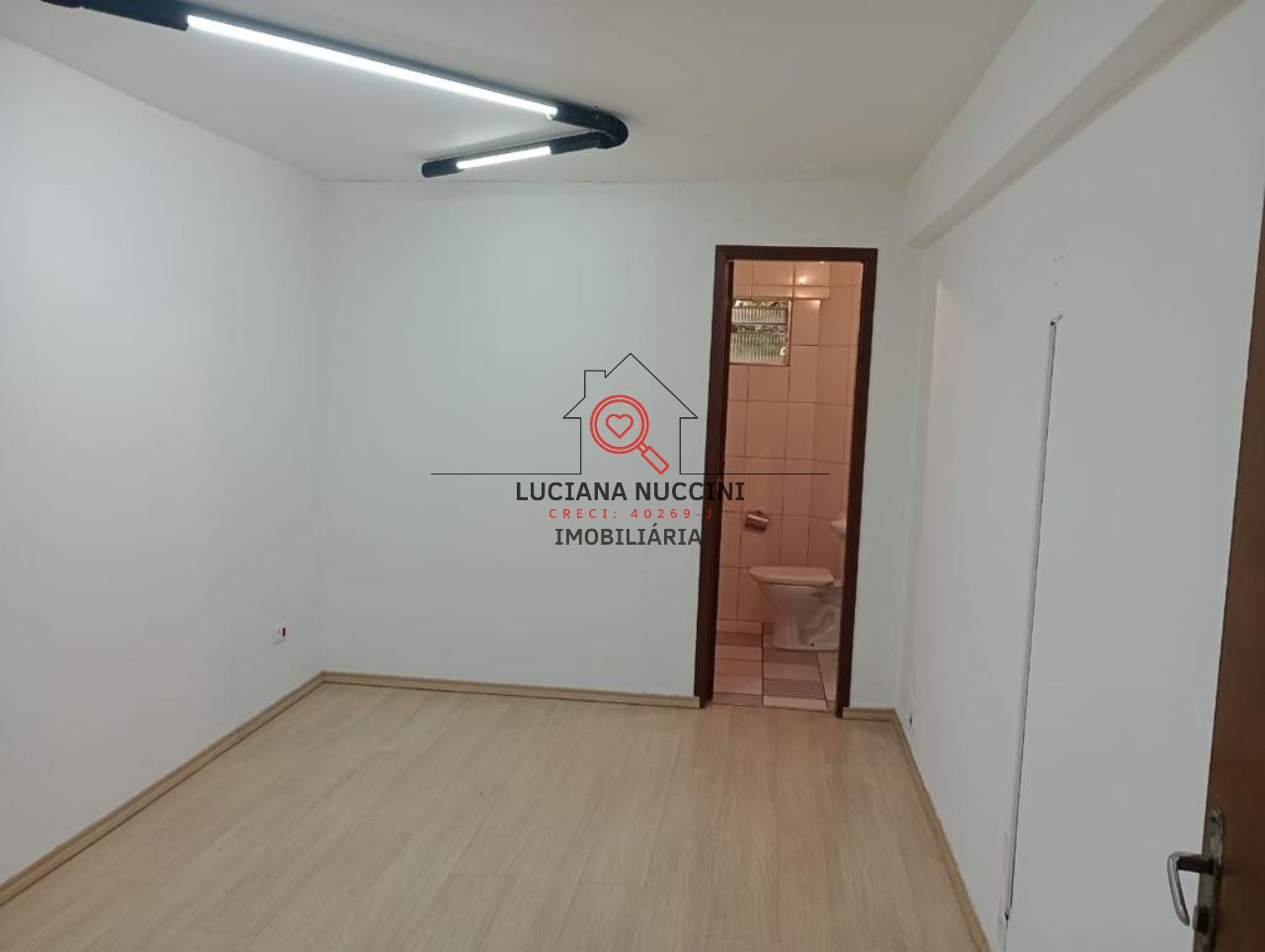 "Oportunidade única: Sala Comercial no Coração do Cupecê!"