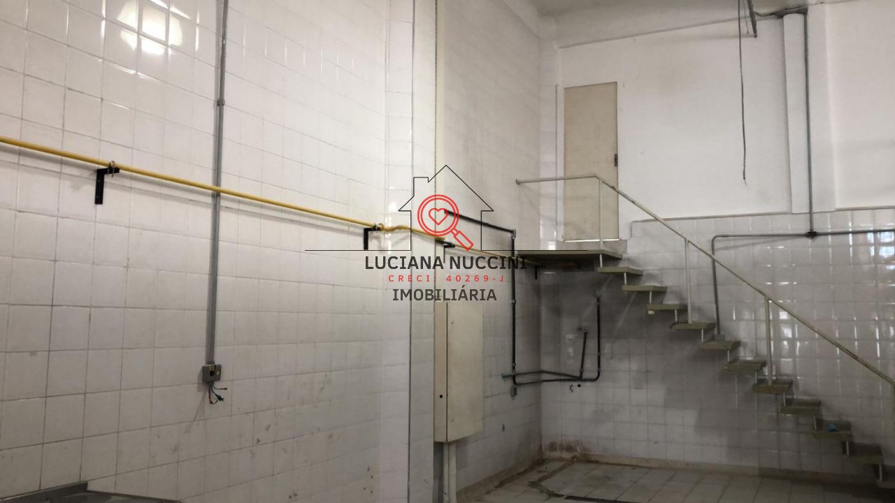 "Galpão espaçoso com 3 salas e 5 vagas de estacionamento: Flexibilidade e conveniência para o seu negócio