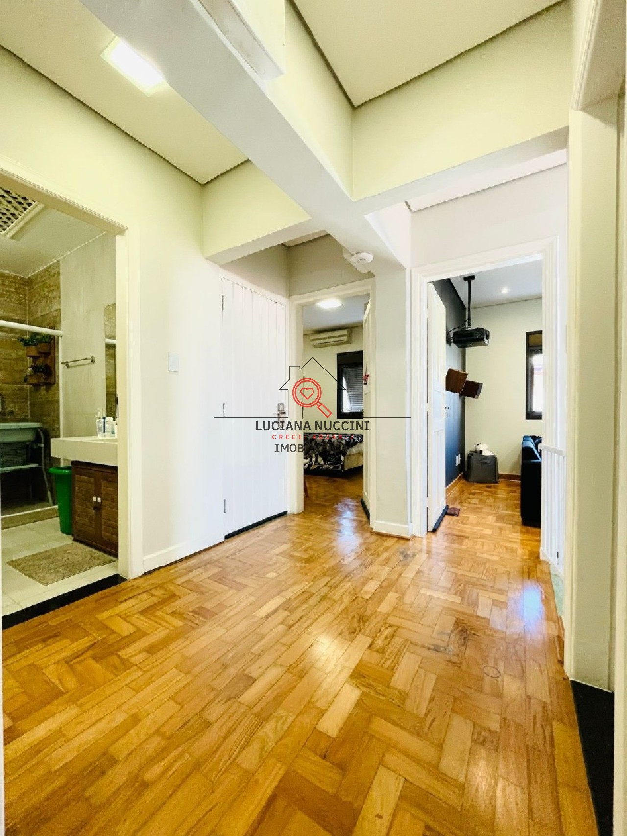 Ampla Casa no Brooklin Paulista com 4 Dormitórios e 4 Vagas de Garagem