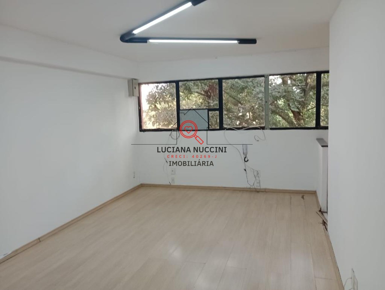 "Oportunidade única: Sala Comercial no Coração do Cupecê!"