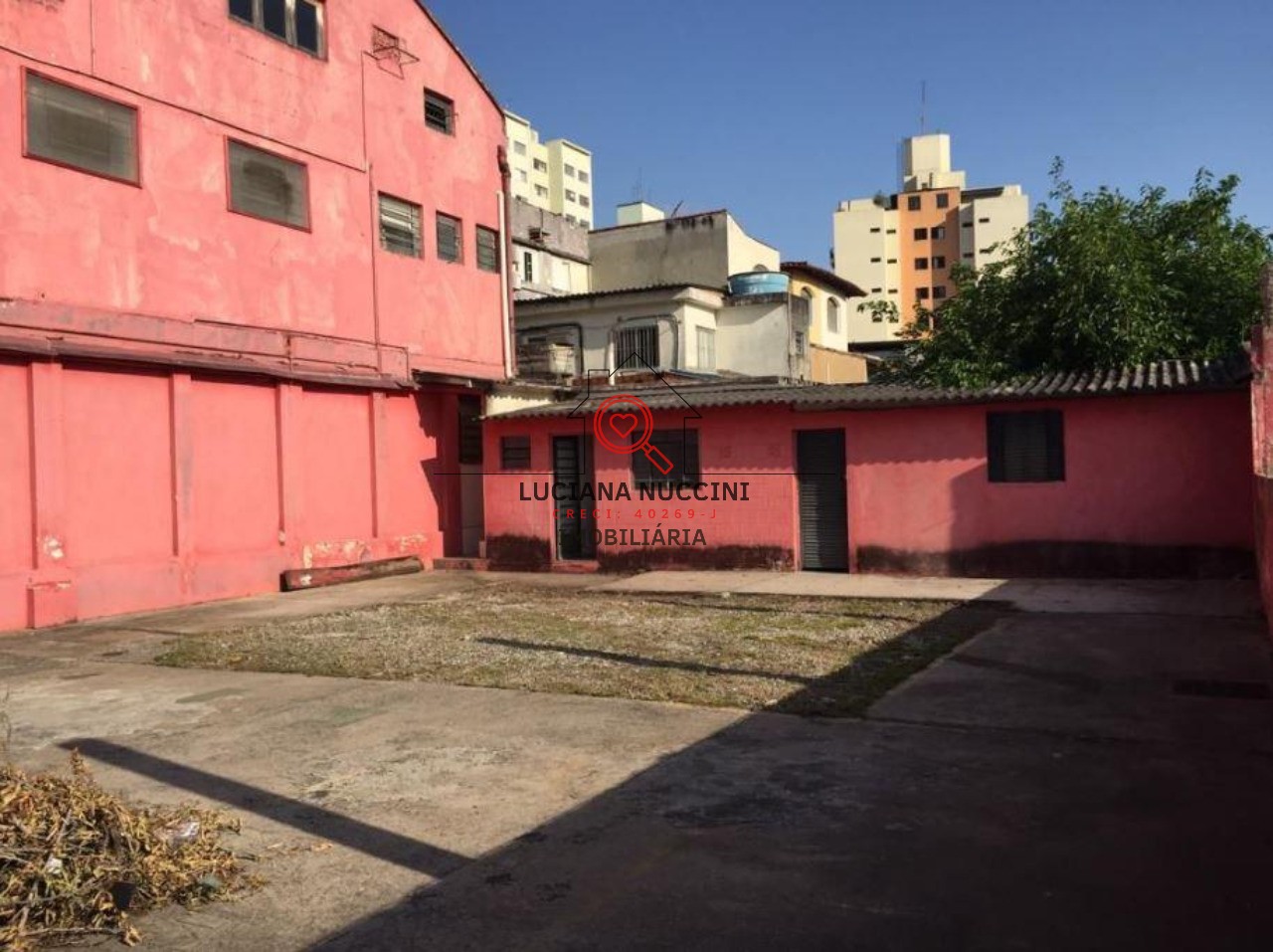 "Galpão Bem Estruturado com 4 Salas, 6 Banheiros e Vaga de Garagem: Espaço Funcional e Conveniente para o seu Negócio