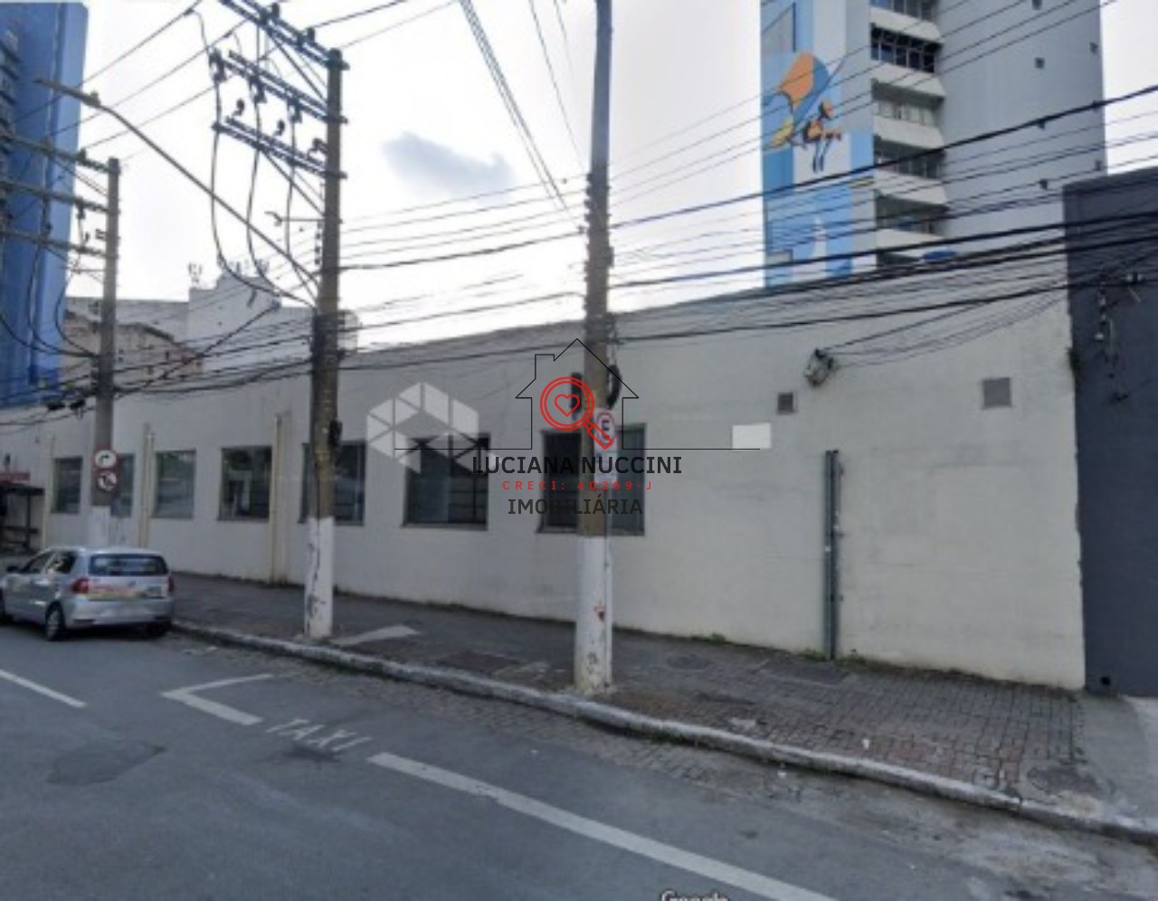 Loja comercial à venda localizada em frente ao metrô, em uma
