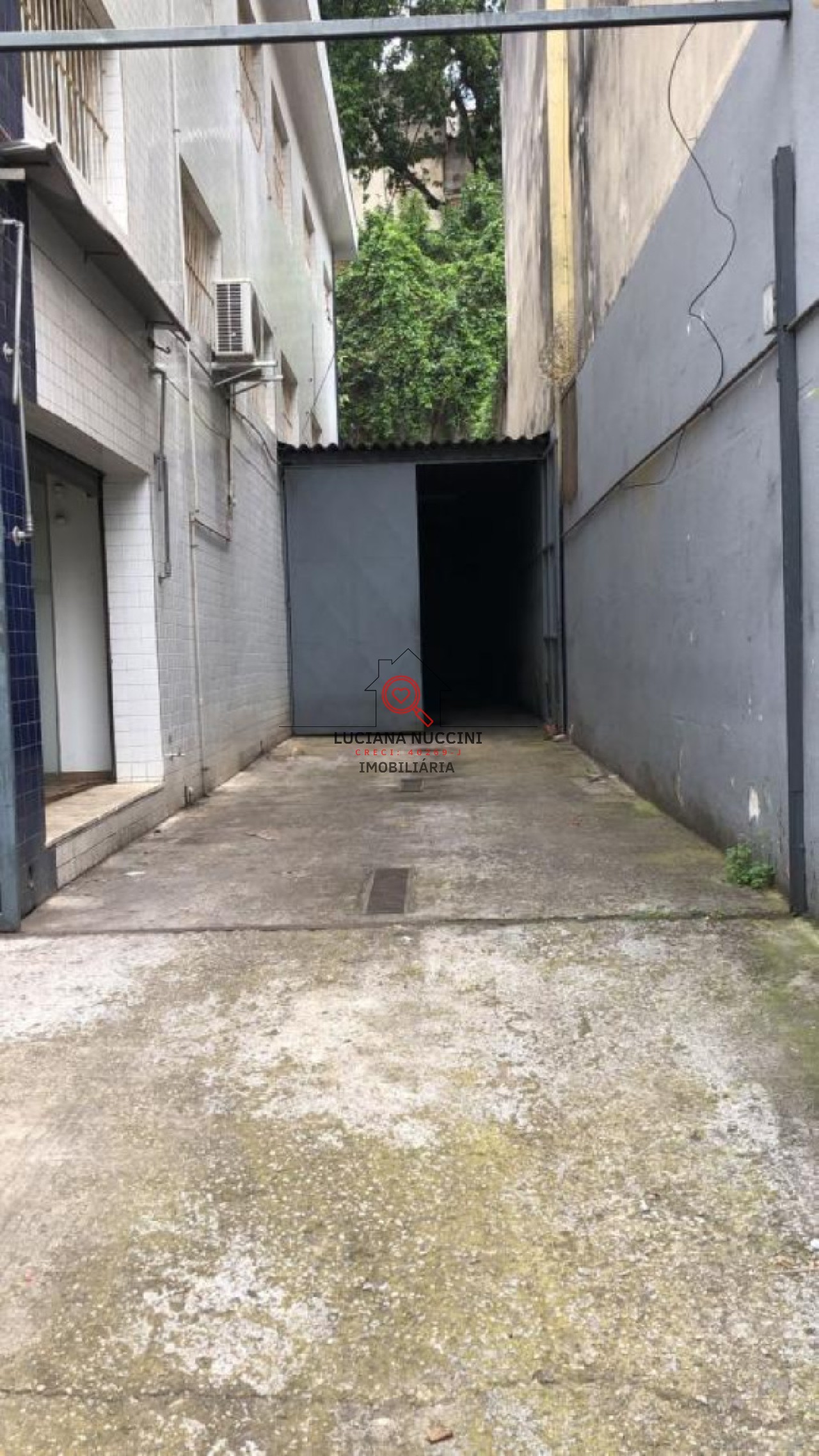 "Galpão espaçoso com 3 salas e 5 vagas de estacionamento: Flexibilidade e conveniência para o seu negócio
