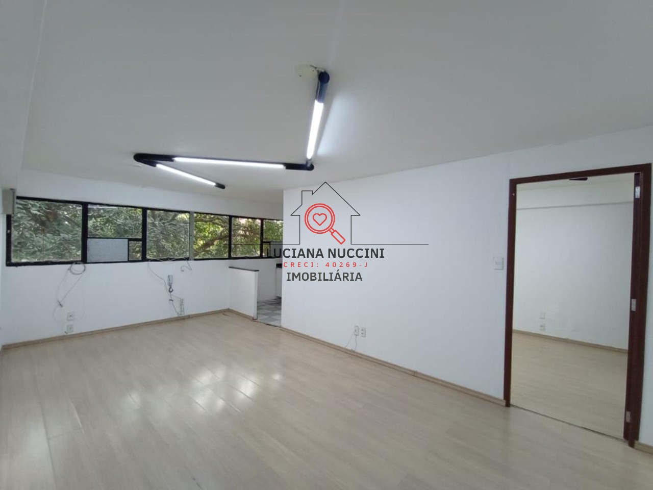 "Oportunidade única: Sala Comercial no Coração do Cupecê!"