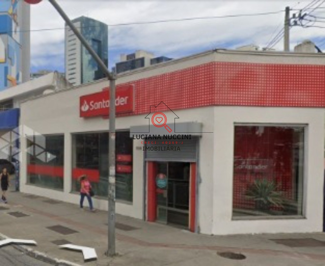 Loja comercial à venda localizada em frente ao metrô, em uma