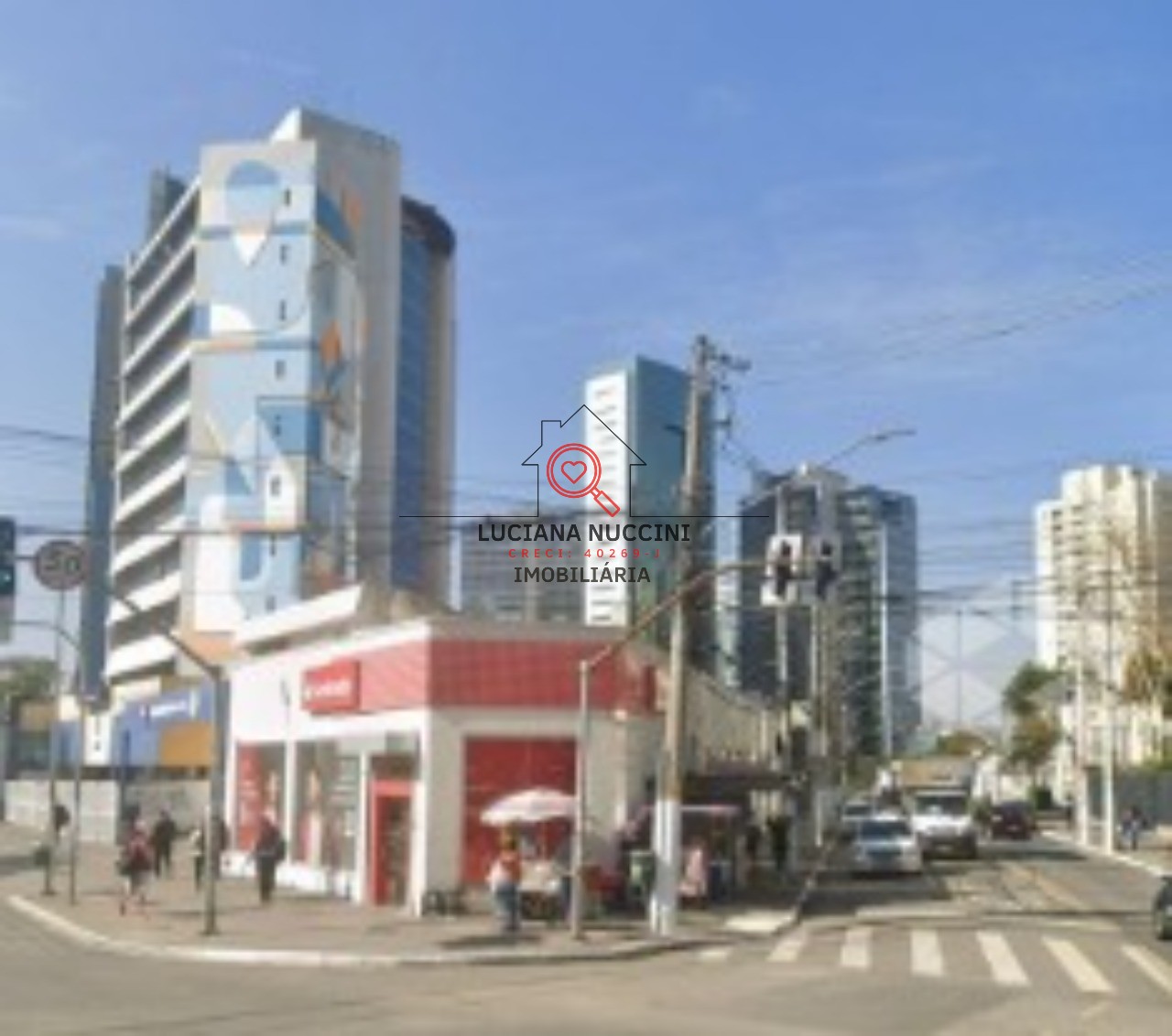 Loja comercial à venda localizada em frente ao metrô, em uma