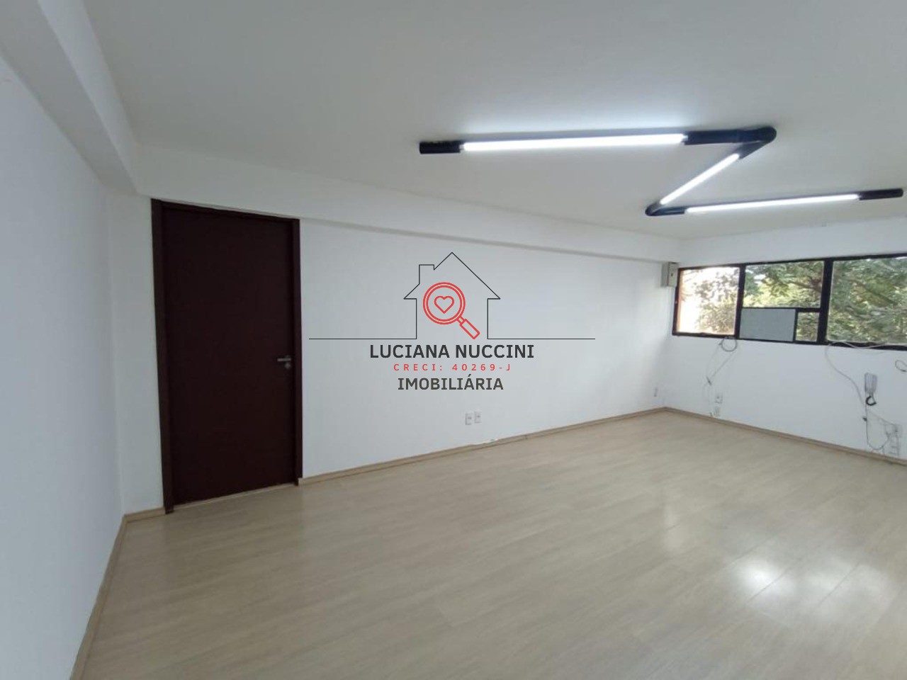"Oportunidade única: Sala Comercial no Coração do Cupecê!"