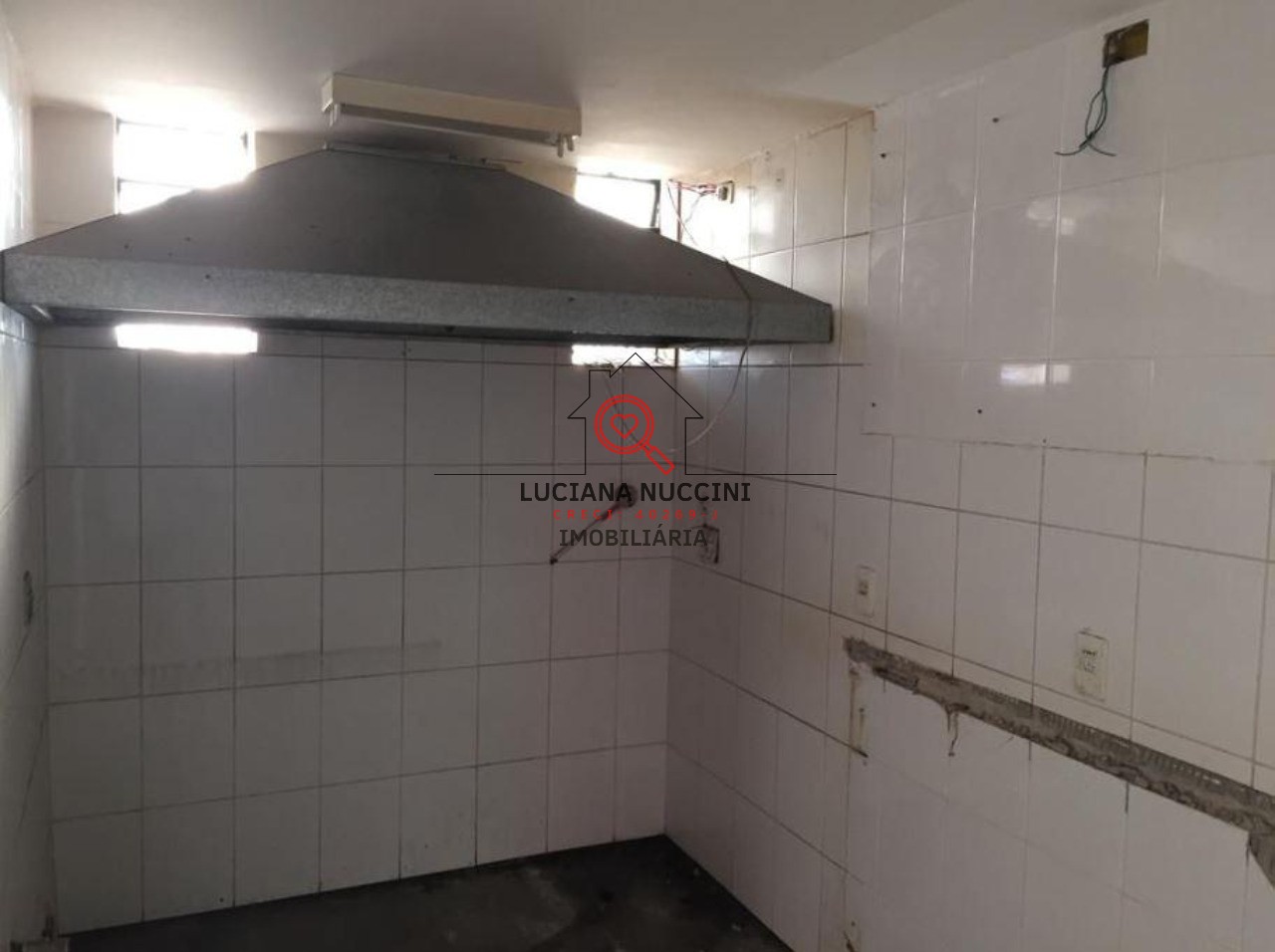 "galpão bem estruturado com 4 salas, 6 banheiros e vaga de g