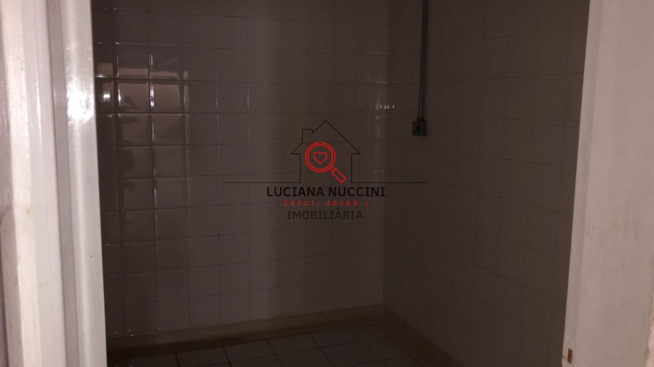"Galpão espaçoso com 3 salas e 5 vagas de estacionamento: Flexibilidade e conveniência para o seu negócio
