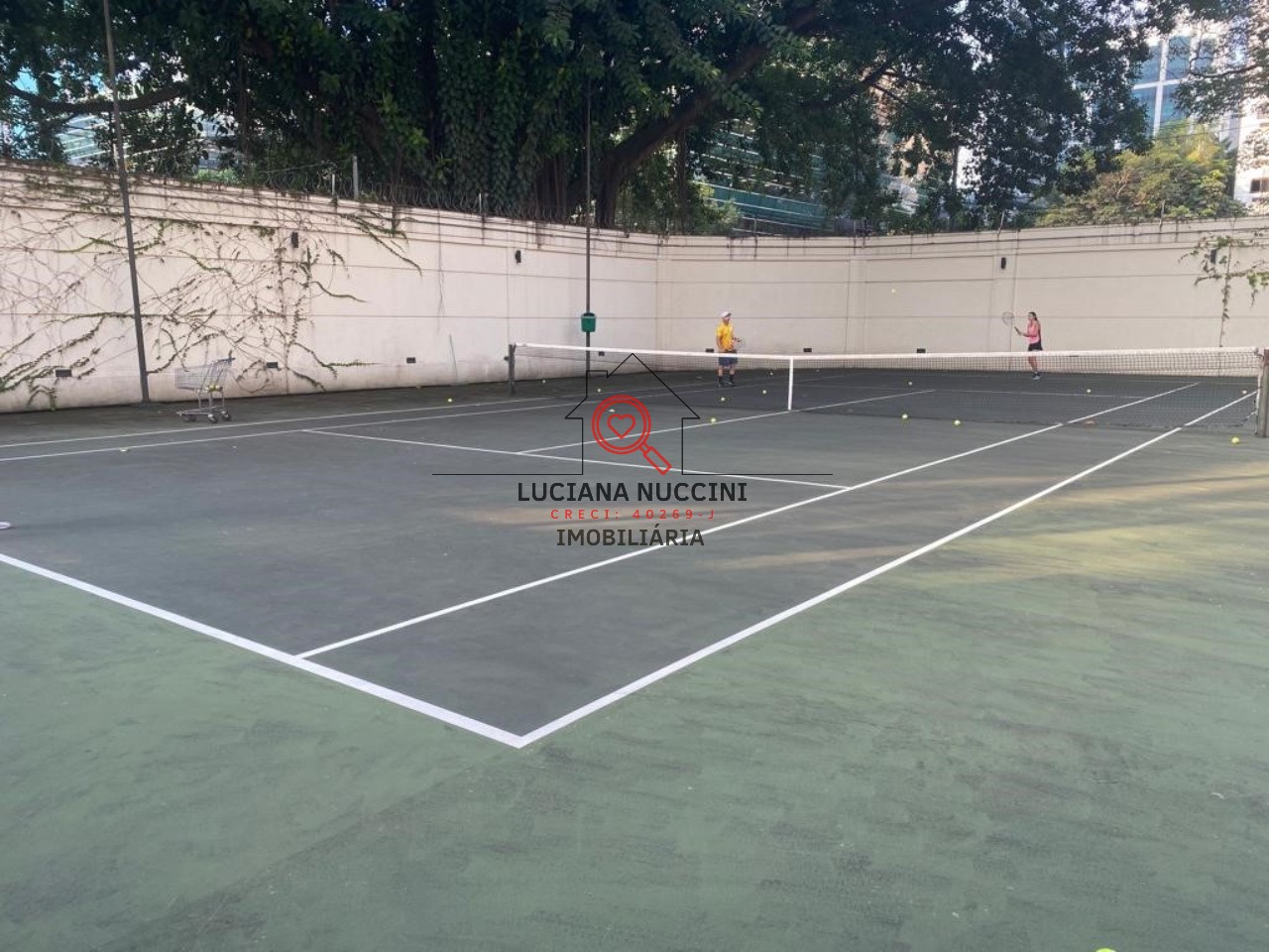 Locação de Apartamento de Luxo no Itaim Bibi, São Paulo-SP: 4 quartos, 2 suítes, 5 banheiros, 4 vagas de garagem, 220m² de área.