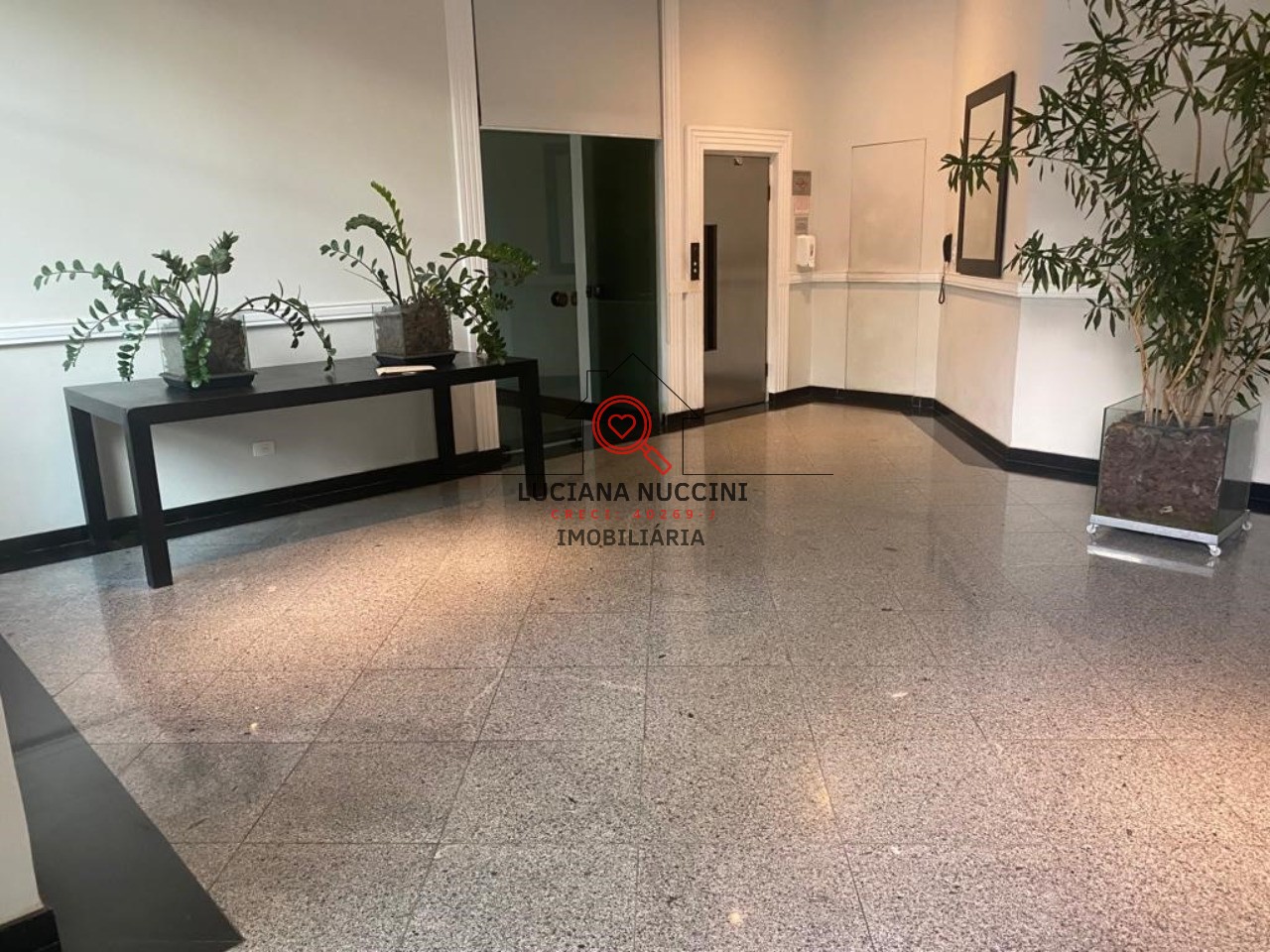 Locação de Apartamento de Luxo no Itaim Bibi, São Paulo-SP: 4 quartos, 2 suítes, 5 banheiros, 4 vagas de garagem, 220m² de área.