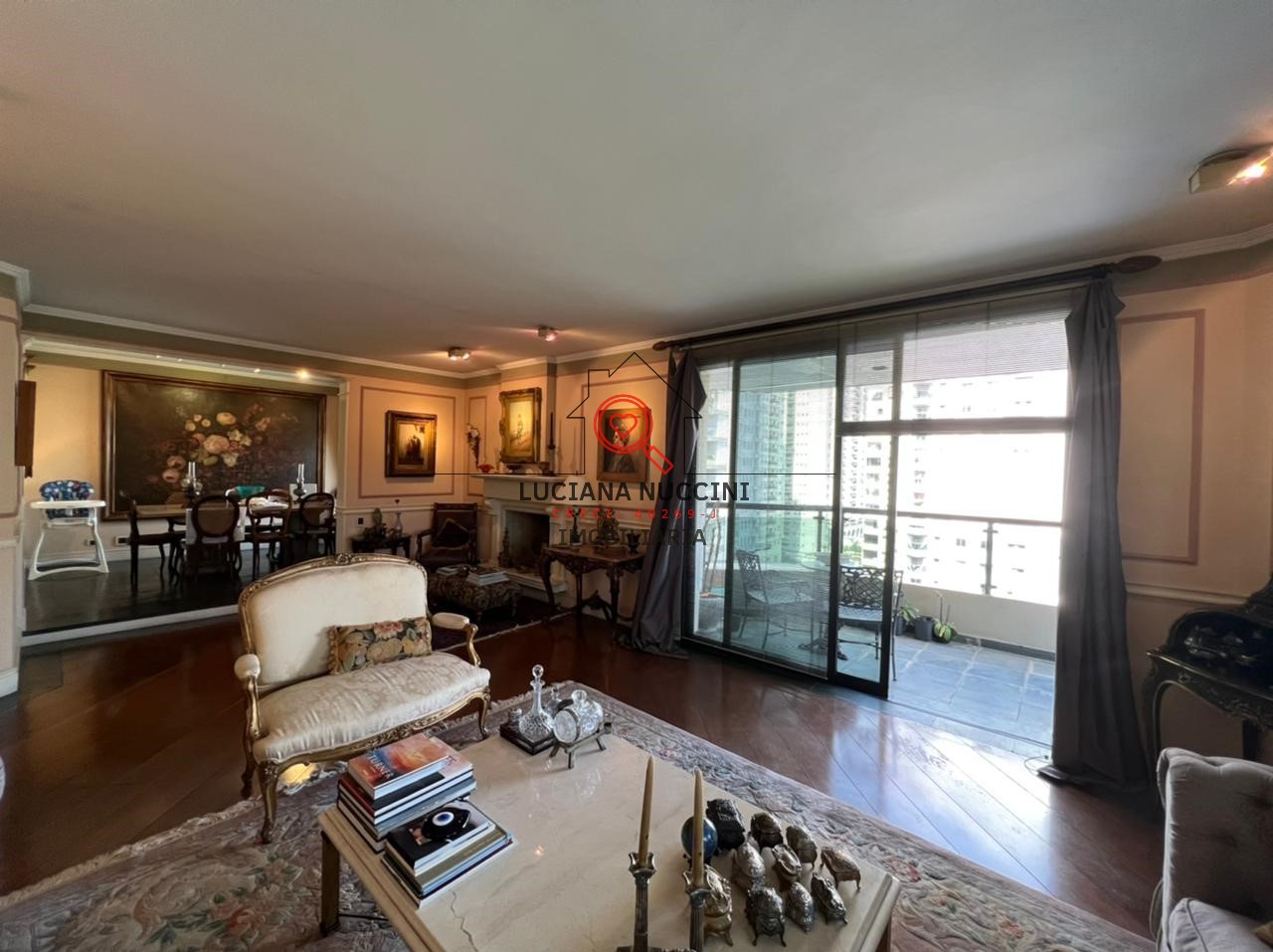Locação de Apartamento de Luxo no Itaim Bibi, São Paulo-SP: 4 quartos, 2 suítes, 5 banheiros, 4 vagas de garagem, 220m² de área.