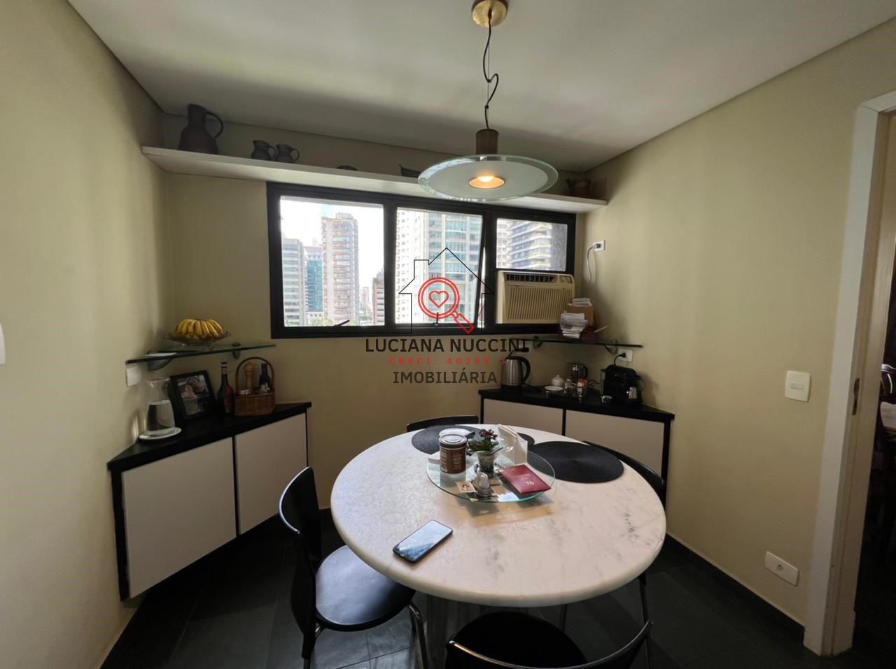 Locação de Apartamento de Luxo no Itaim Bibi, São Paulo-SP: 4 quartos, 2 suítes, 5 banheiros, 4 vagas de garagem, 220m² de área.