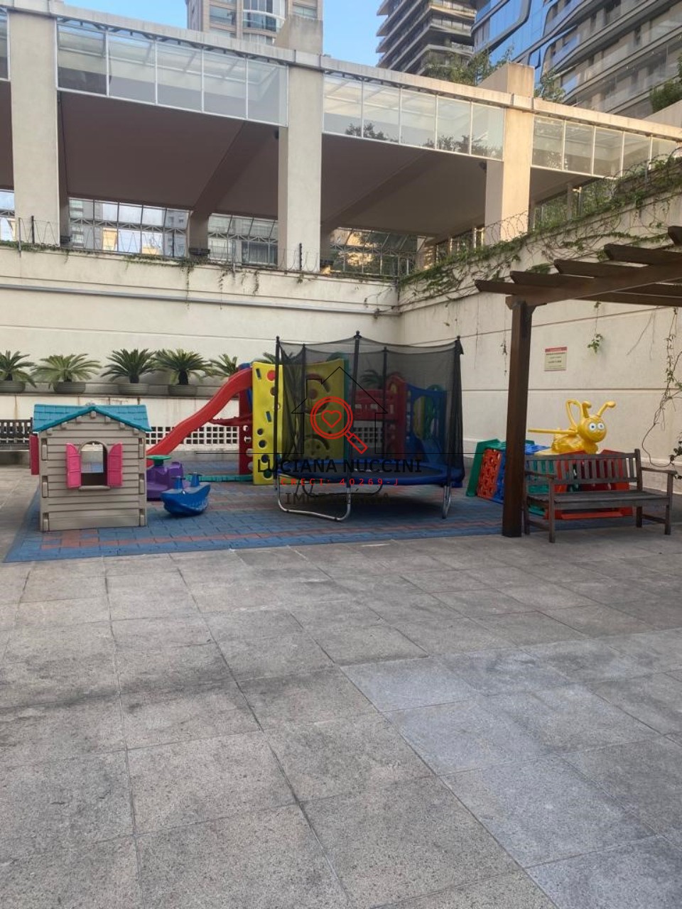 Locação de Apartamento de Luxo no Itaim Bibi, São Paulo-SP: 4 quartos, 2 suítes, 5 banheiros, 4 vagas de garagem, 220m² de área.