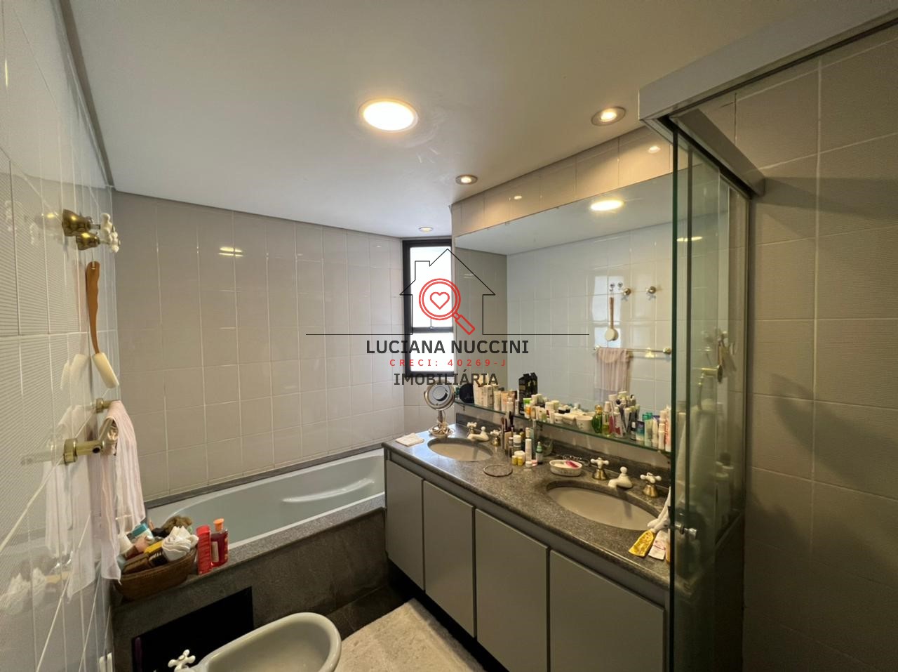 Locação de Apartamento de Luxo no Itaim Bibi, São Paulo-SP: 4 quartos, 2 suítes, 5 banheiros, 4 vagas de garagem, 220m² de área.
