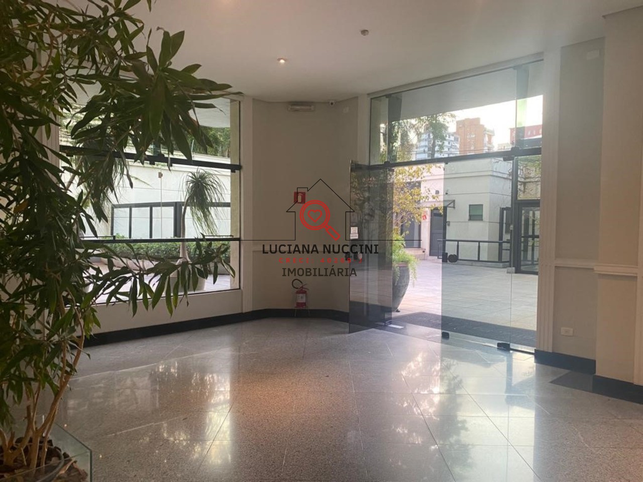 Locação de Apartamento de Luxo no Itaim Bibi, São Paulo-SP: 4 quartos, 2 suítes, 5 banheiros, 4 vagas de garagem, 220m² de área.