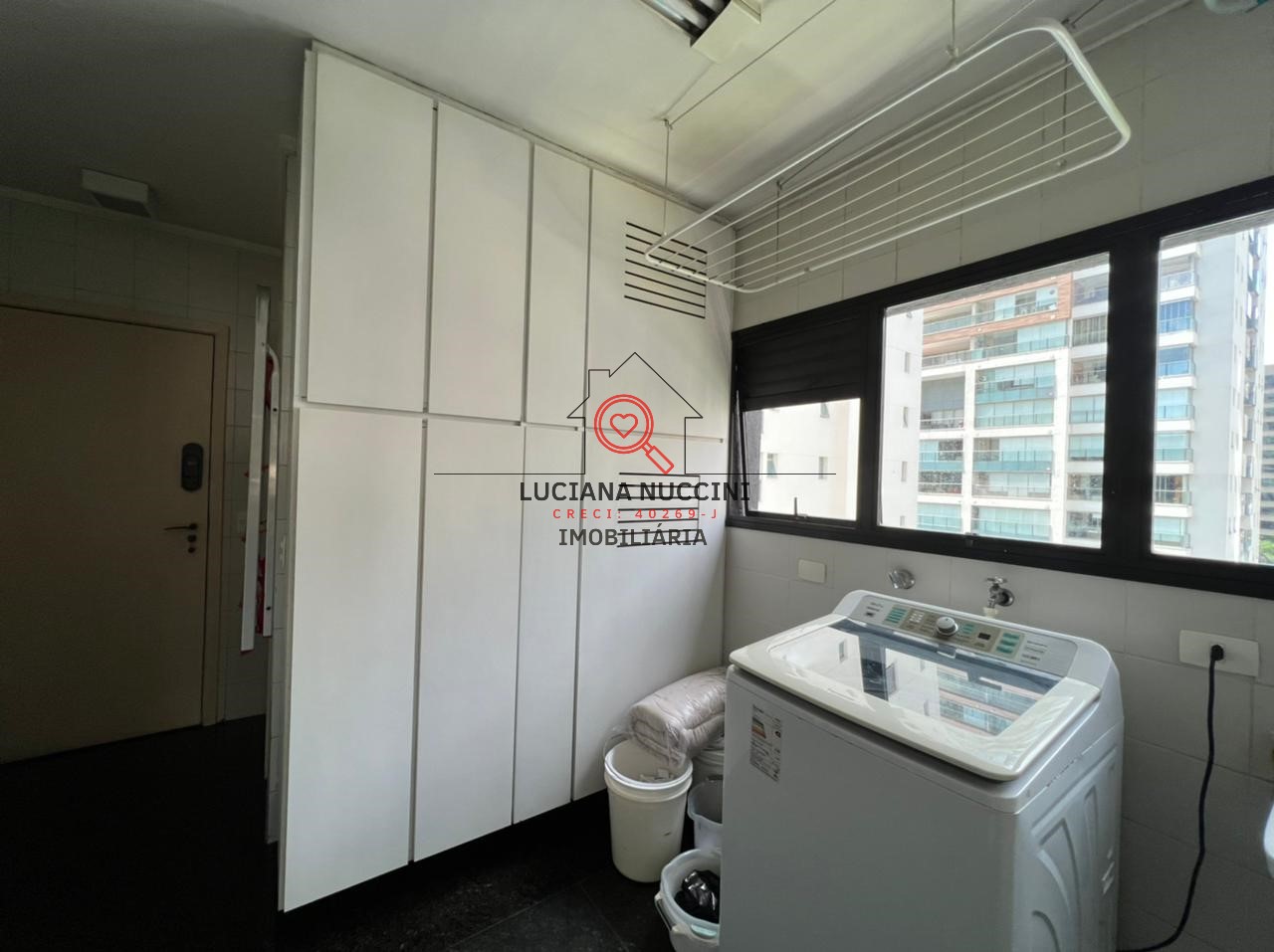 Locação de Apartamento de Luxo no Itaim Bibi, São Paulo-SP: 4 quartos, 2 suítes, 5 banheiros, 4 vagas de garagem, 220m² de área.