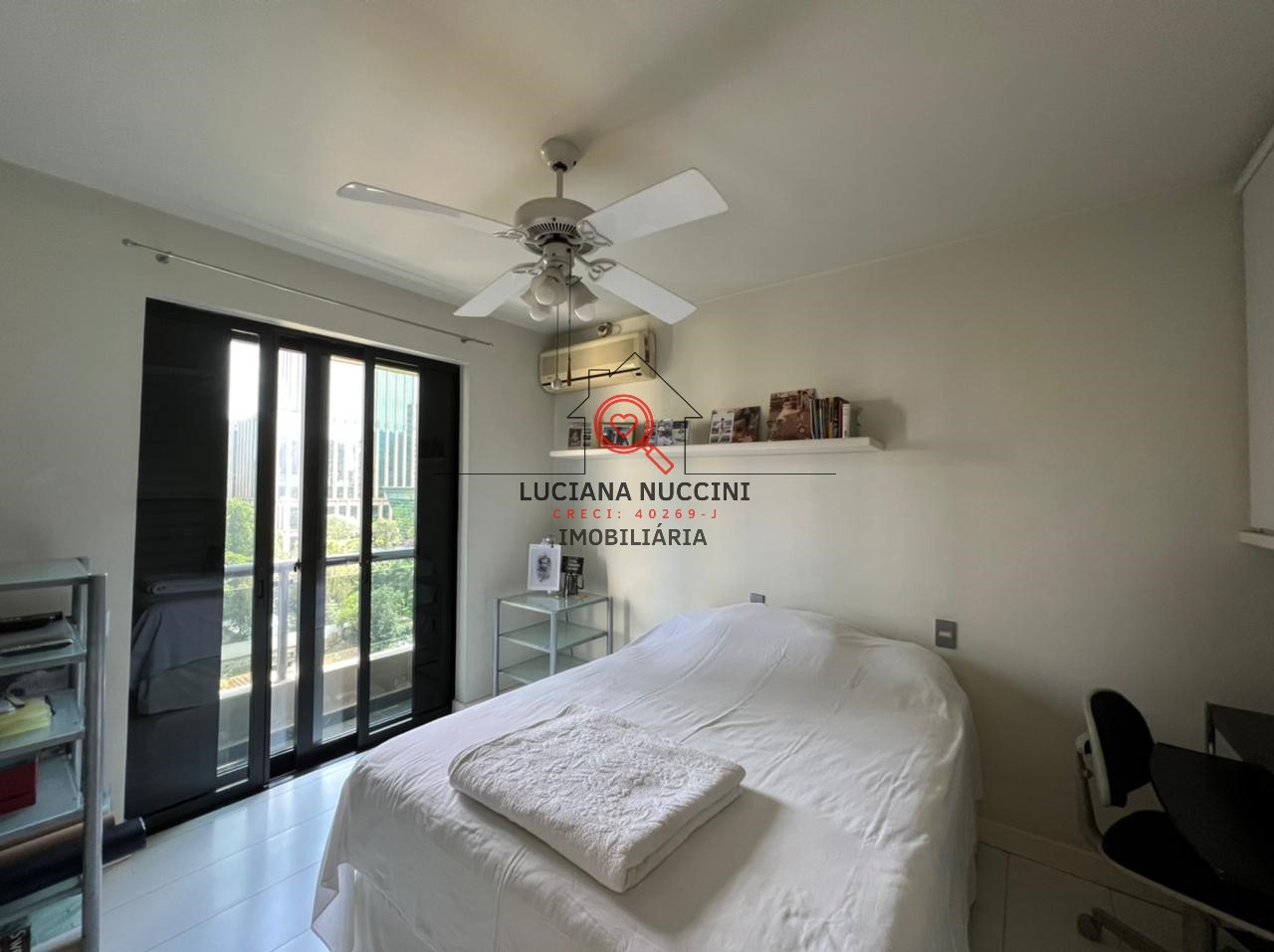 Locação de Apartamento de Luxo no Itaim Bibi, São Paulo-SP: 4 quartos, 2 suítes, 5 banheiros, 4 vagas de garagem, 220m² de área.