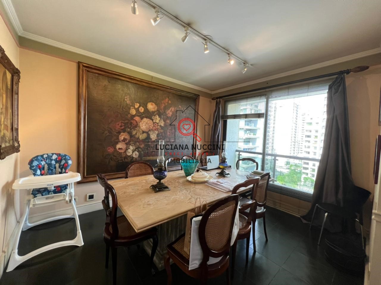 Locação de Apartamento de Luxo no Itaim Bibi, São Paulo-SP: 4 quartos, 2 suítes, 5 banheiros, 4 vagas de garagem, 220m² de área.