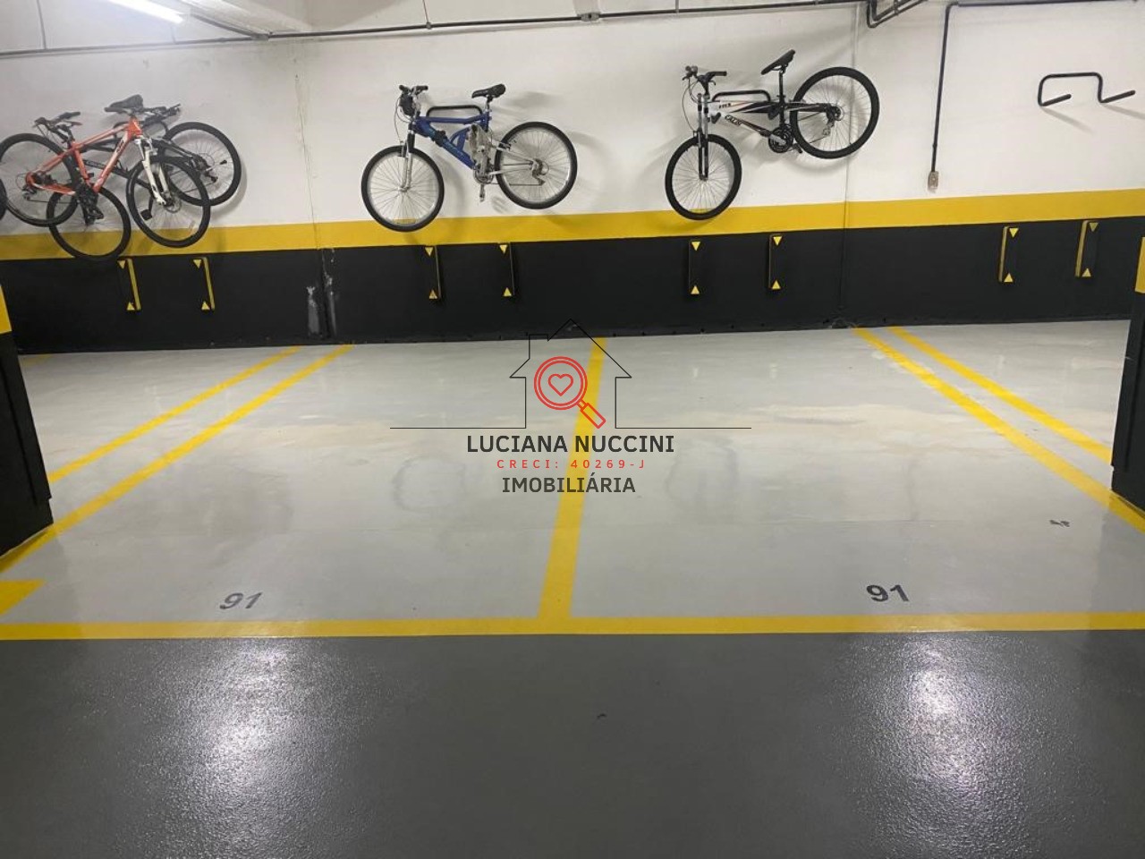 Locação de Apartamento de Luxo no Itaim Bibi, São Paulo-SP: 4 quartos, 2 suítes, 5 banheiros, 4 vagas de garagem, 220m² de área.