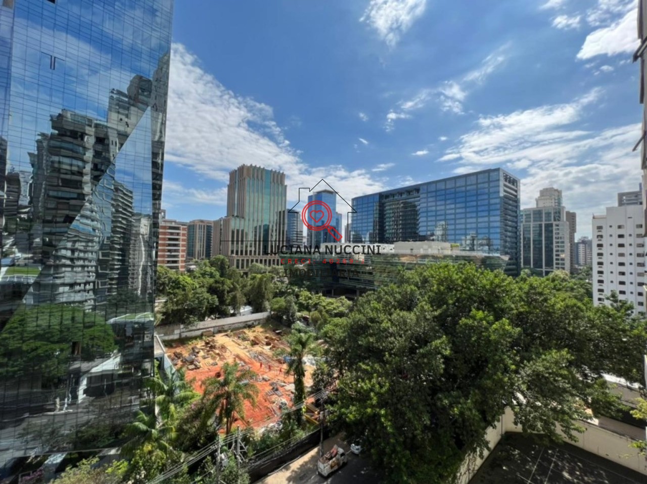Locação de Apartamento de Luxo no Itaim Bibi, São Paulo-SP: 4 quartos, 2 suítes, 5 banheiros, 4 vagas de garagem, 220m² de área.