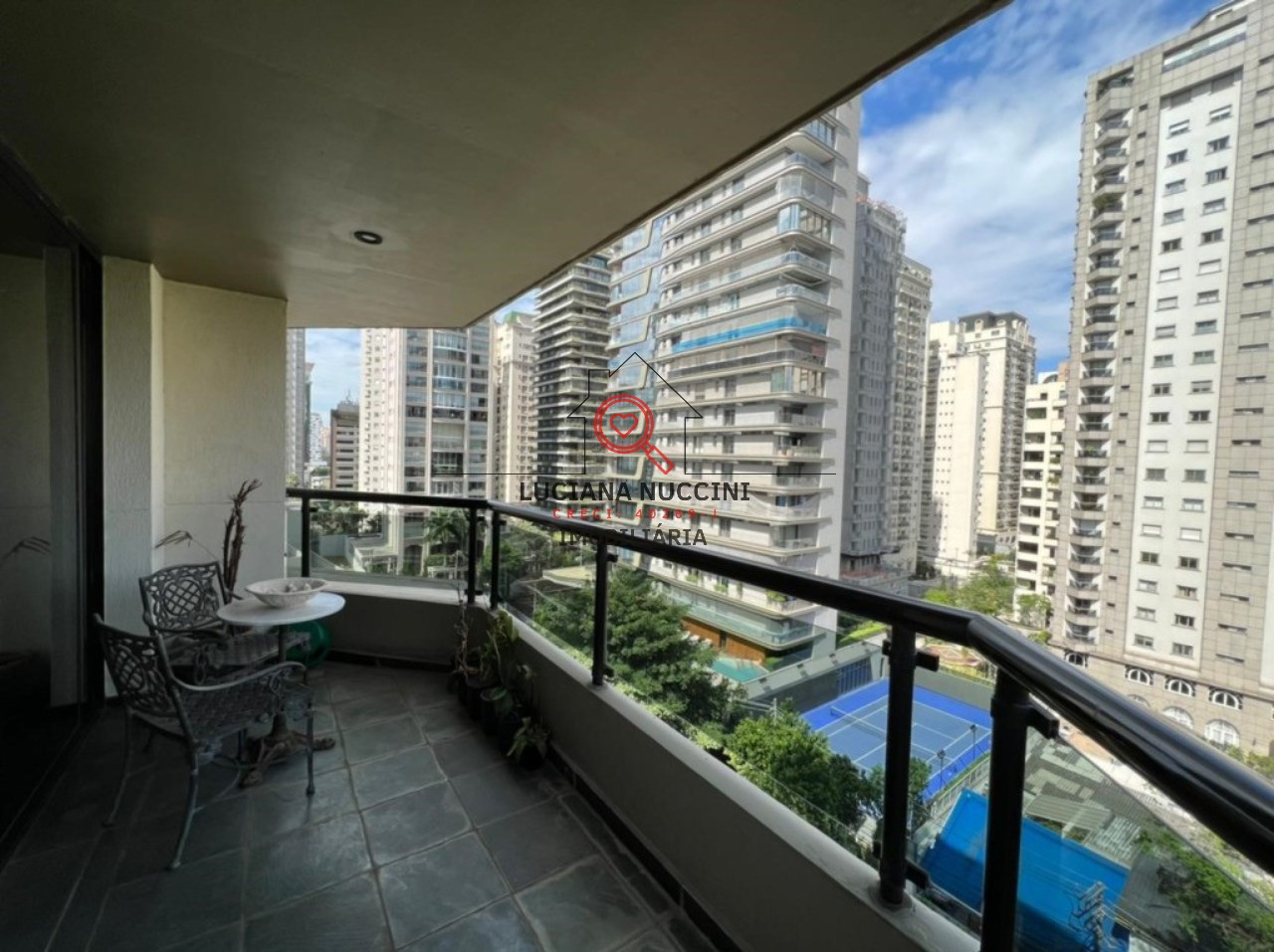 Locação de Apartamento de Luxo no Itaim Bibi, São Paulo-SP: 4 quartos, 2 suítes, 5 banheiros, 4 vagas de garagem, 220m² de área.