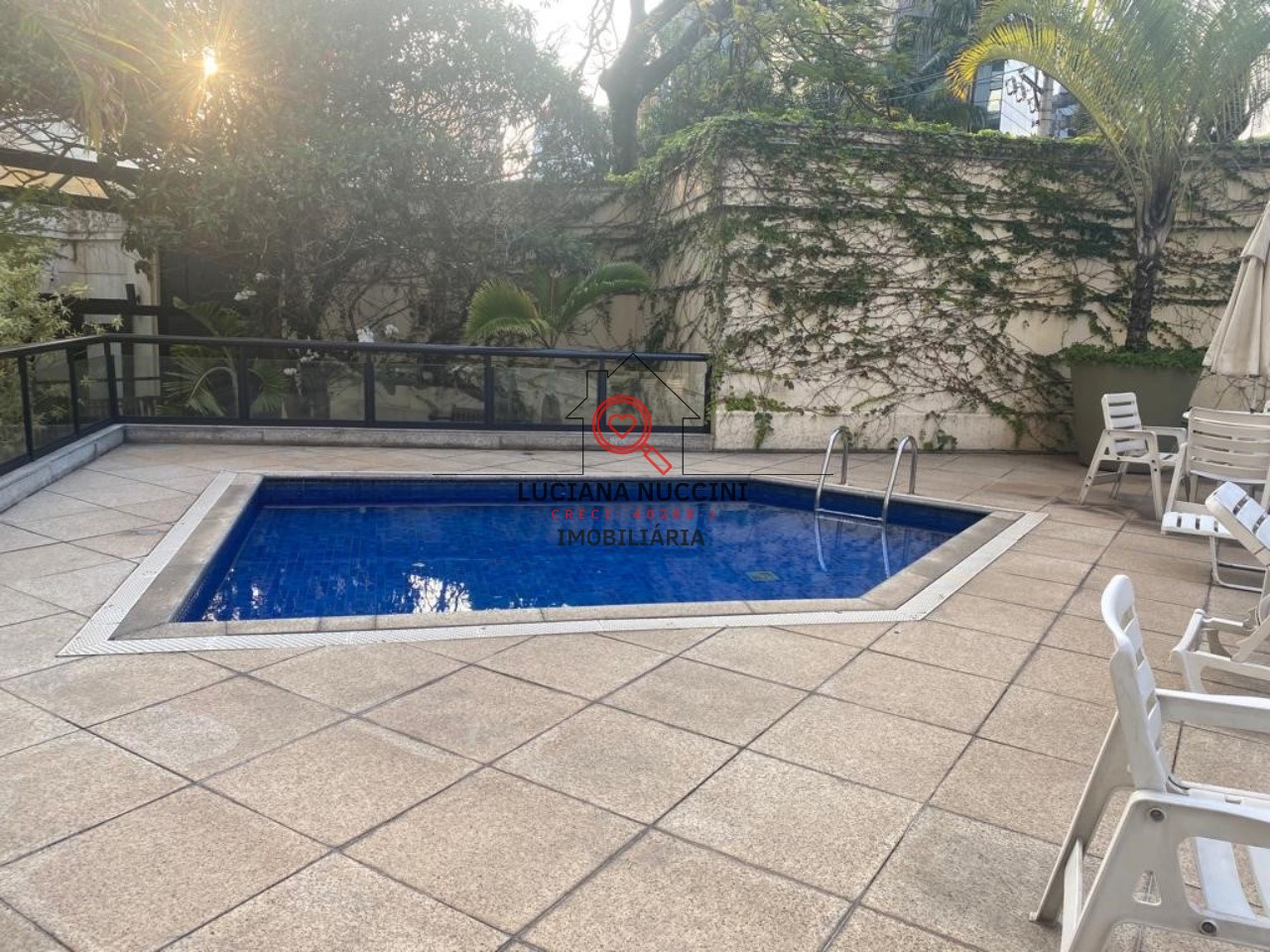 Locação de Apartamento de Luxo no Itaim Bibi, São Paulo-SP: 4 quartos, 2 suítes, 5 banheiros, 4 vagas de garagem, 220m² de área.