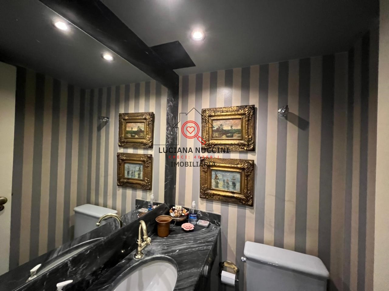 Locação de Apartamento de Luxo no Itaim Bibi, São Paulo-SP: 4 quartos, 2 suítes, 5 banheiros, 4 vagas de garagem, 220m² de área.