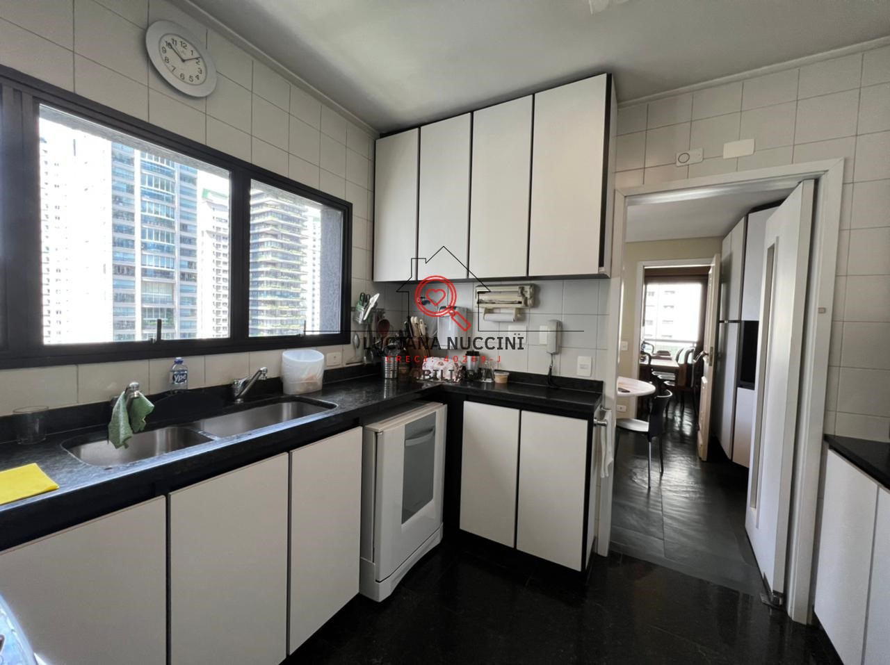 Locação de Apartamento de Luxo no Itaim Bibi, São Paulo-SP: 4 quartos, 2 suítes, 5 banheiros, 4 vagas de garagem, 220m² de área.