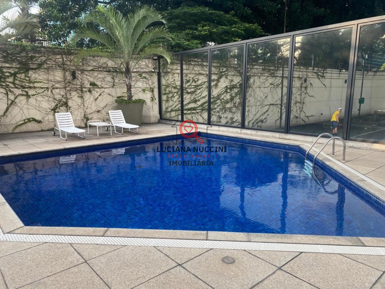 Locação de Apartamento de Luxo no Itaim Bibi, São Paulo-SP: 4 quartos, 2 suítes, 5 banheiros, 4 vagas de garagem, 220m² de área.
